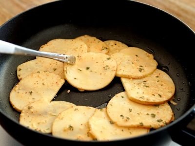 Пирог из картофеля на сковороде