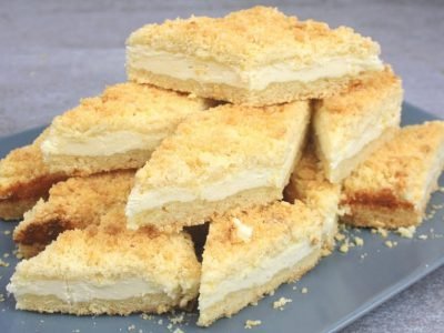 Пирог из песочной крошки с творогом