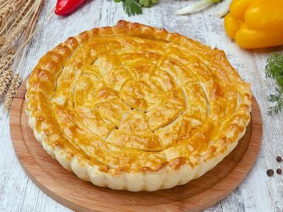 Пирог из слоеного теста со шпинатом