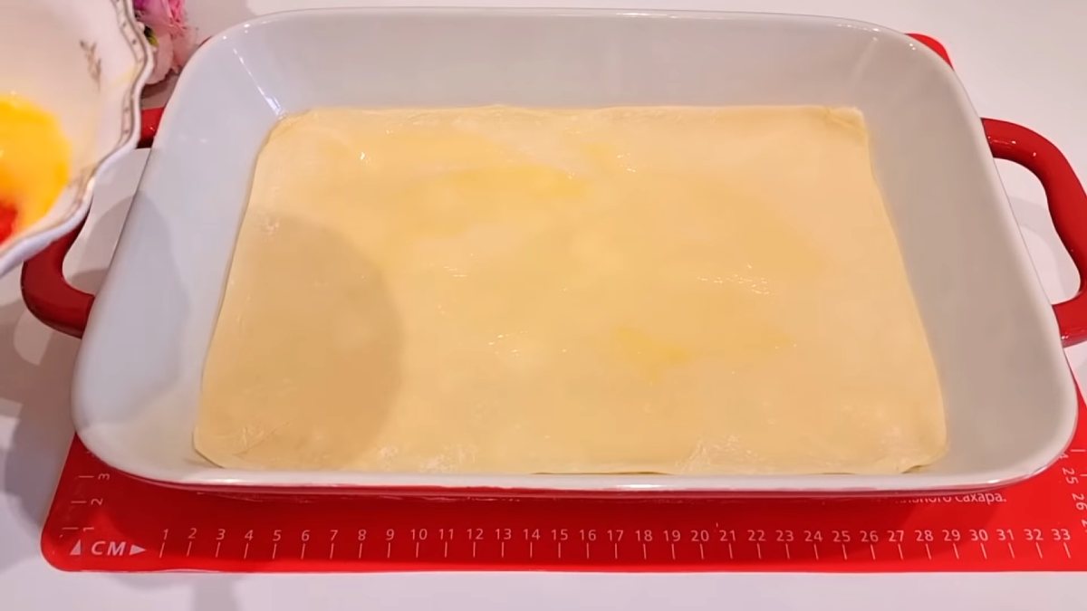 перемазывать слоеное тесто маслом