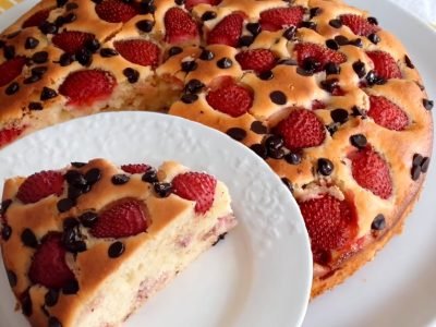 Пирог на кефире с клубникой и шоколадной крошкой