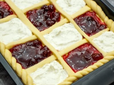 Пирог на молоке с двумя видами начинки