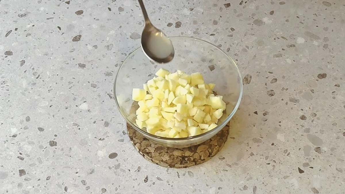 яблоки, сбрызнутые лимонным соком