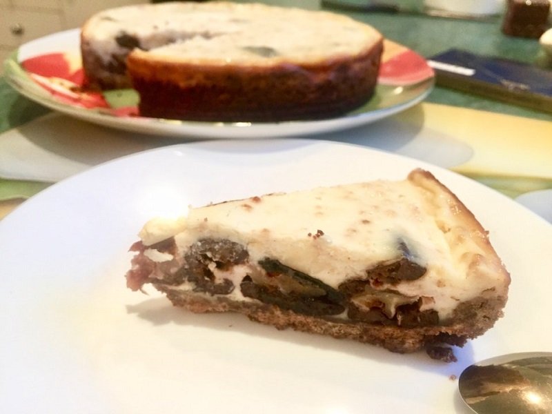 готовый пирог с черносливом