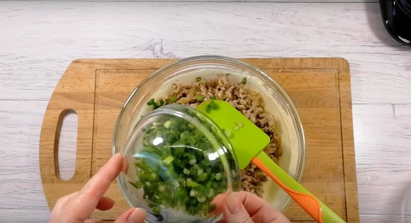 жарить фарш и лук