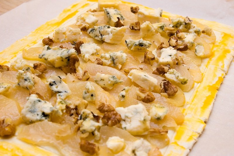 Пирог с грушей и сыром