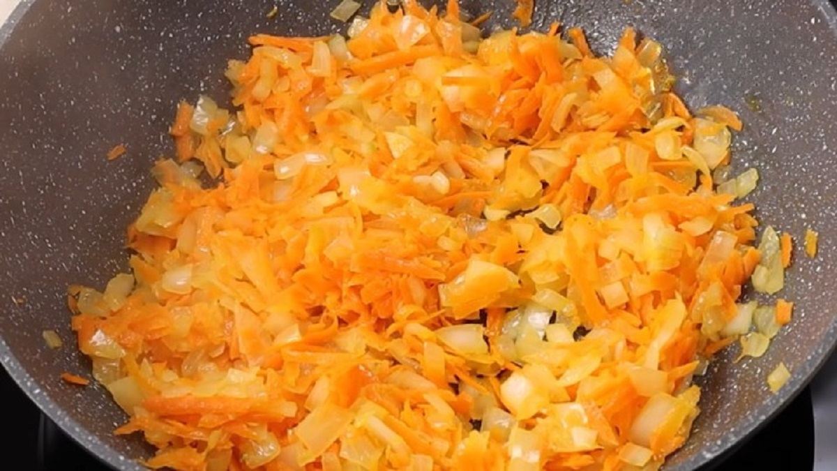 лук и моковь на сковороде