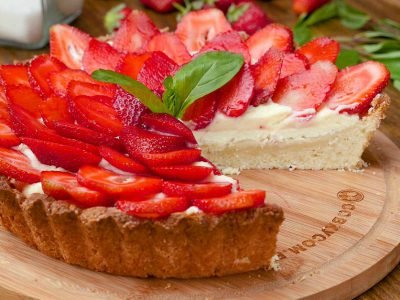 Пирог с клубникой и творогом