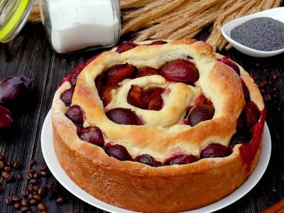 Пирог с маком и сливами