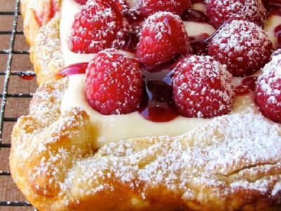 Пирог с малиной и творогом