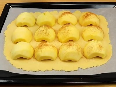 Пирог с половинками яблок к чаю