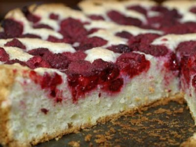 Пирог с творогом и ягодами