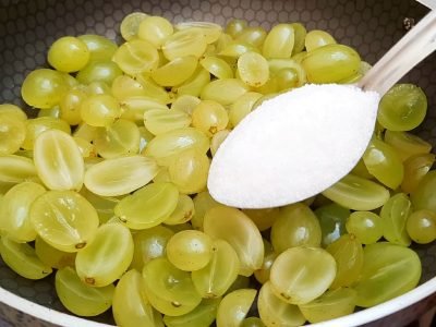 Пирог с виноградом на сковороде