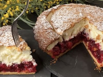 Пирог с йогуртом и вишней