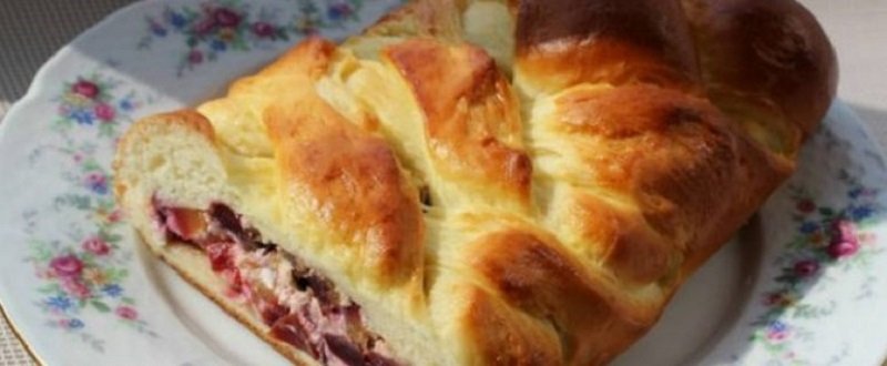 пирог со сливами и творогом