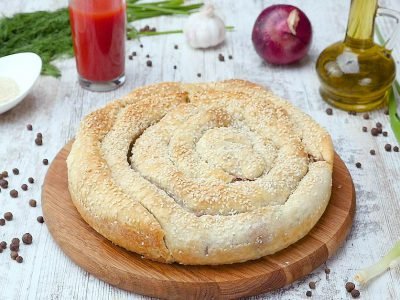 Пирог-улитка с брынзой и шпинатом