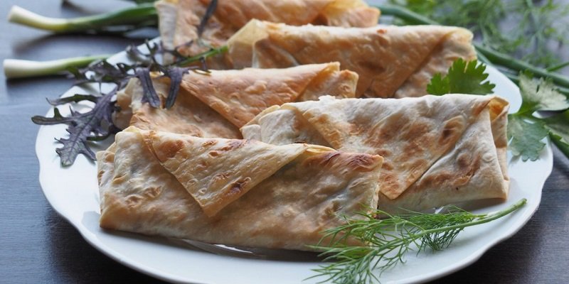 подача готовых пирожков из лаваша