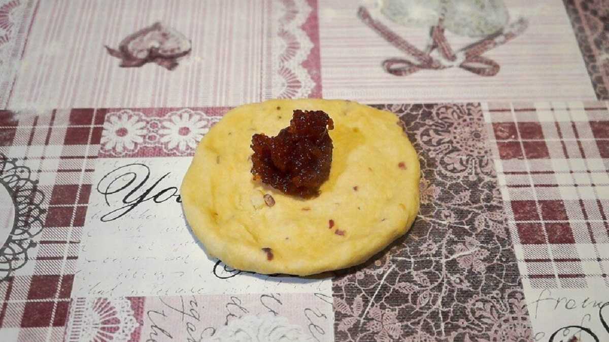 повидло на лепешке