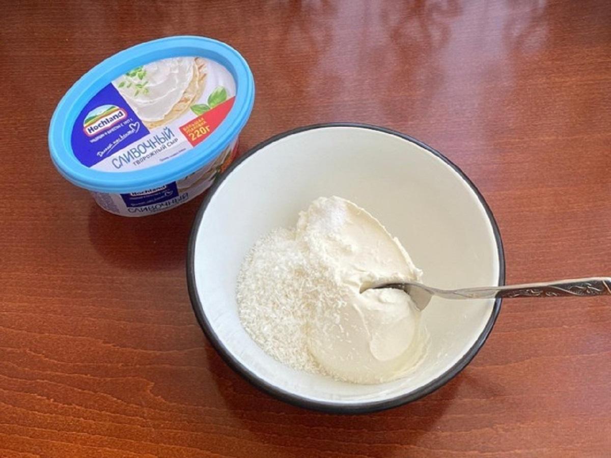 сливочный сыр с ванилином и кокосовой стружкой