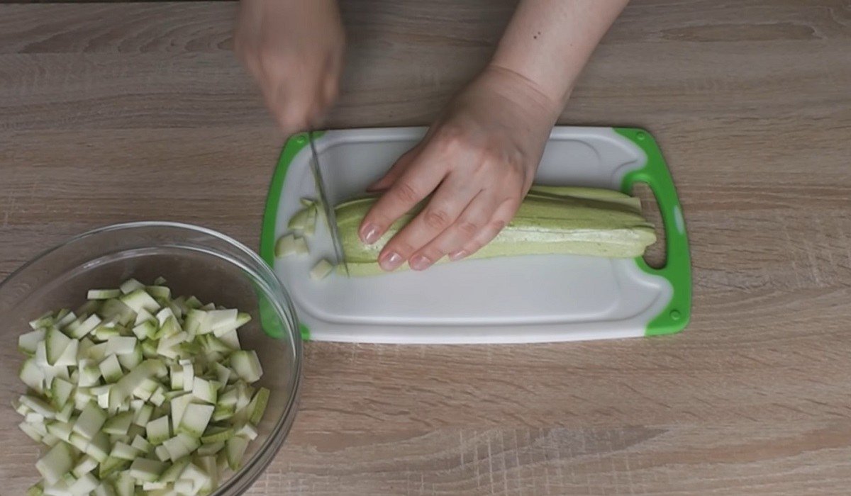 нарезание кабачка