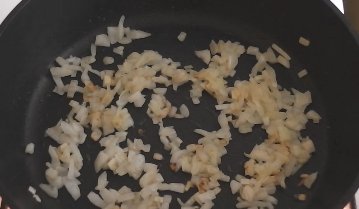 лук на сковороде