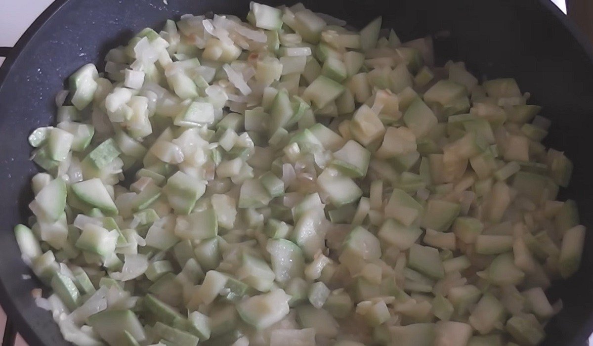 лук с кабачком на сковороде