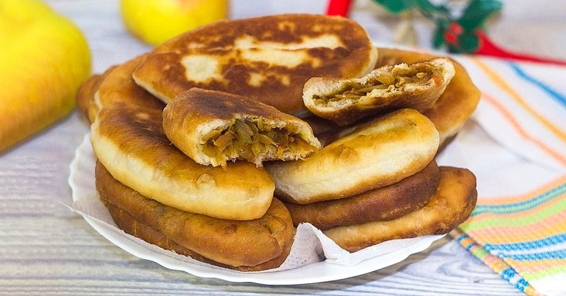 пирожки на бумажном полотенце