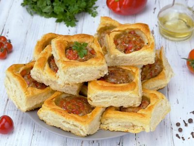 Слоеные пирожки с мясом «Гнездо птицы»
