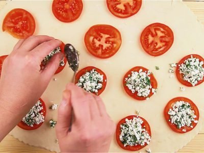 Пирожки с помидорами и сыром