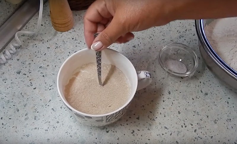 молоко с сахаром и дрожжами