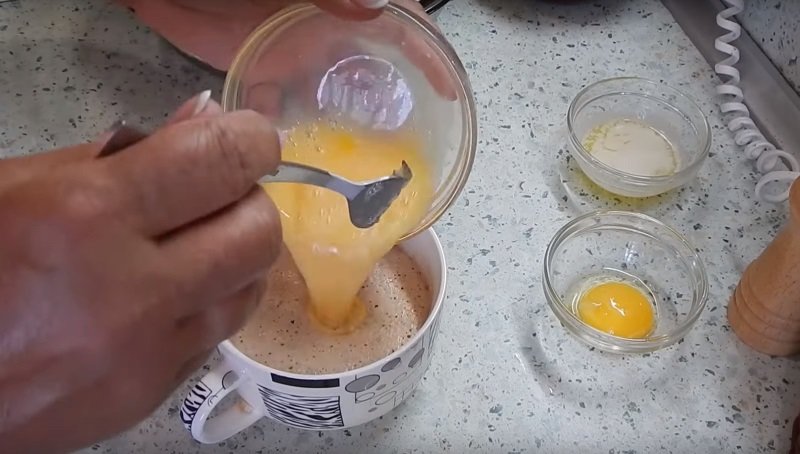 добавление яиц к дрожжам