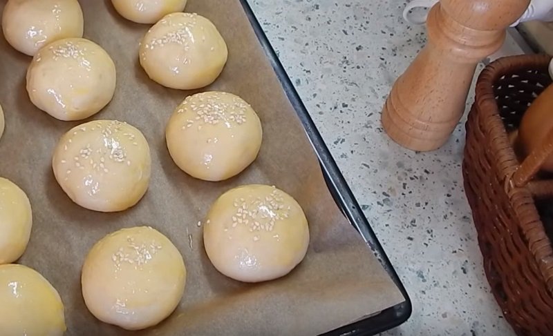 смазанные булочки