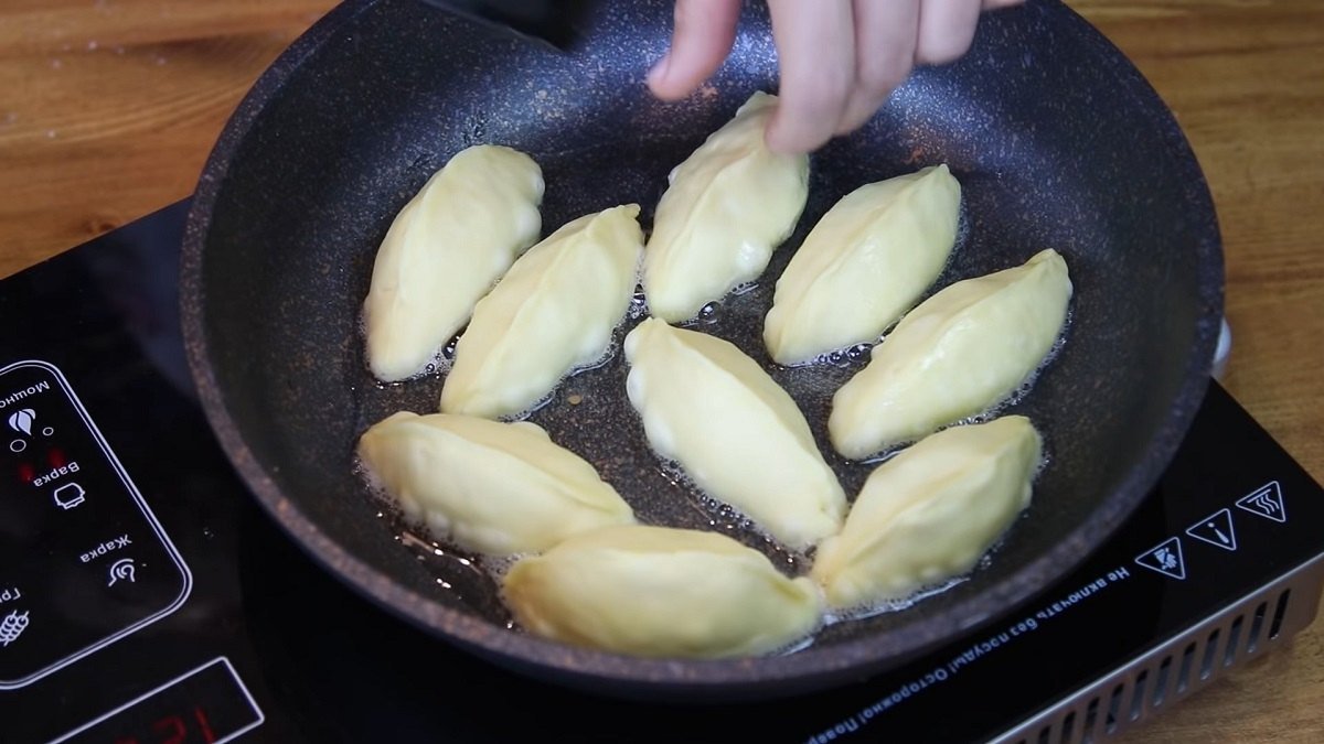 Бездрожжевые пирожки с яблоками на сковороде - Со Вкусом