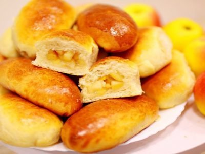 Дрожжевые пирожки с яблоками в духовке