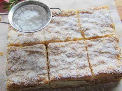 Пирожное из слоеного теста с баварским кремом