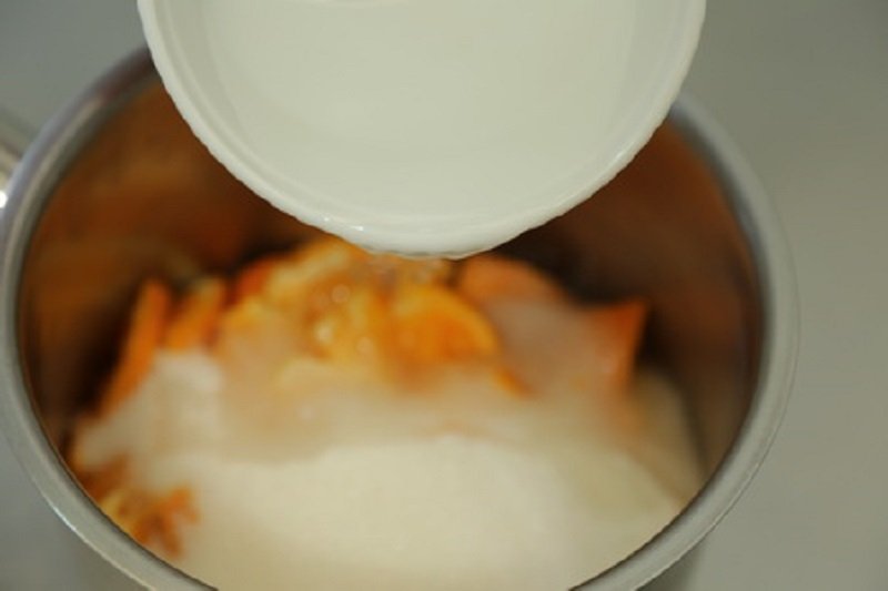 цитрусовые с сахаром и водой