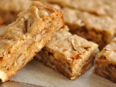 Пирожное блонди с белым шоколадом: светлый брауни