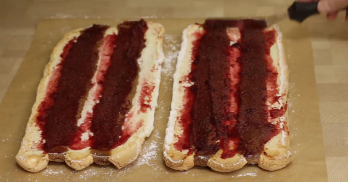 десерт с ягодным джемом