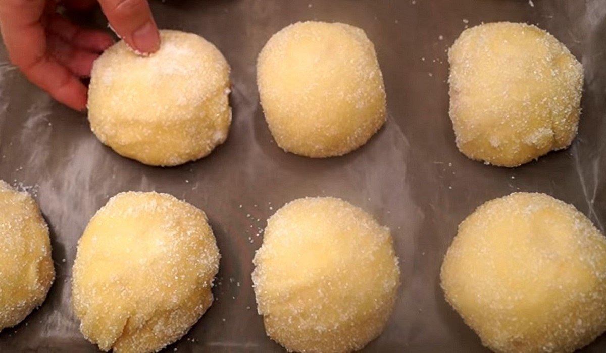 пирожные на противне