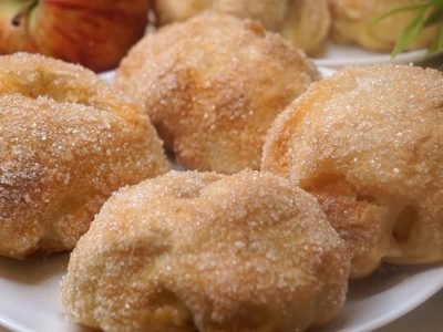 Нежные пирожные с яблоками в духовке