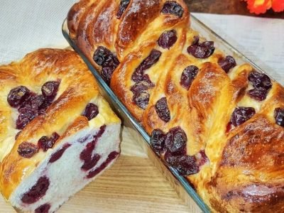 Плетенка на кефире с вишней