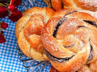Плетеные сдобные булочки с маком и корицей