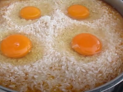 Плов с яйцом