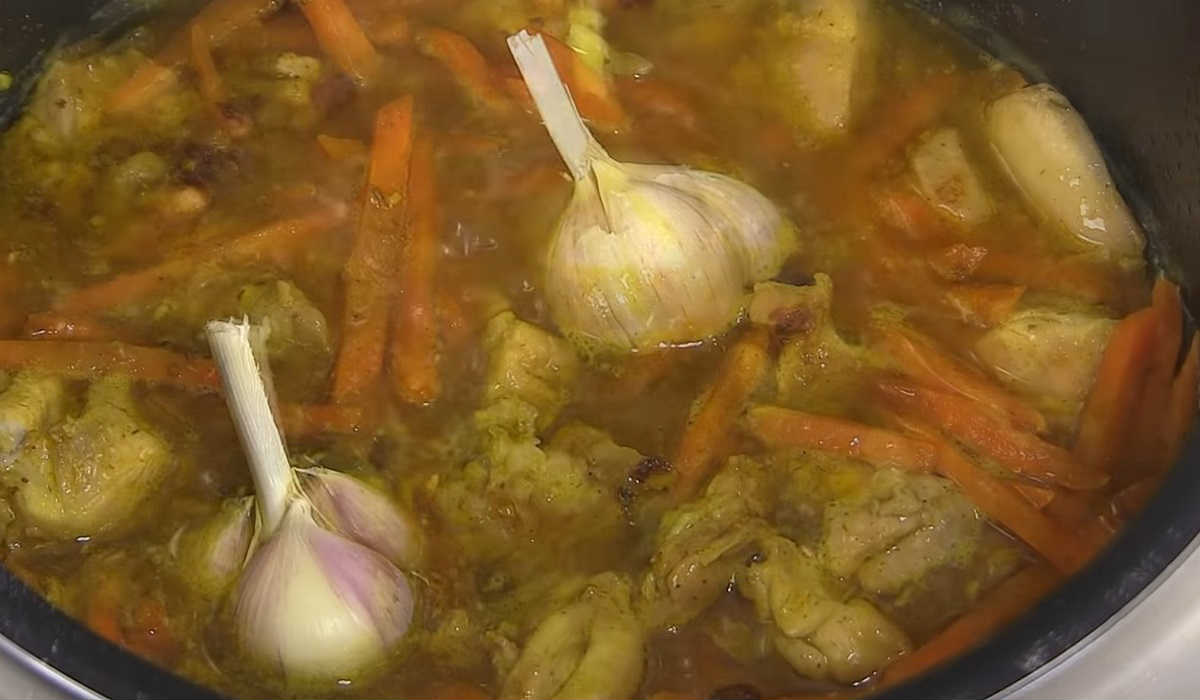 добавление соли, специй и чеснока