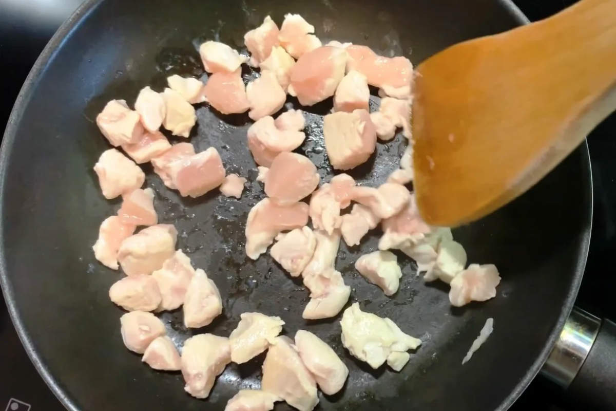 курица на сковороде