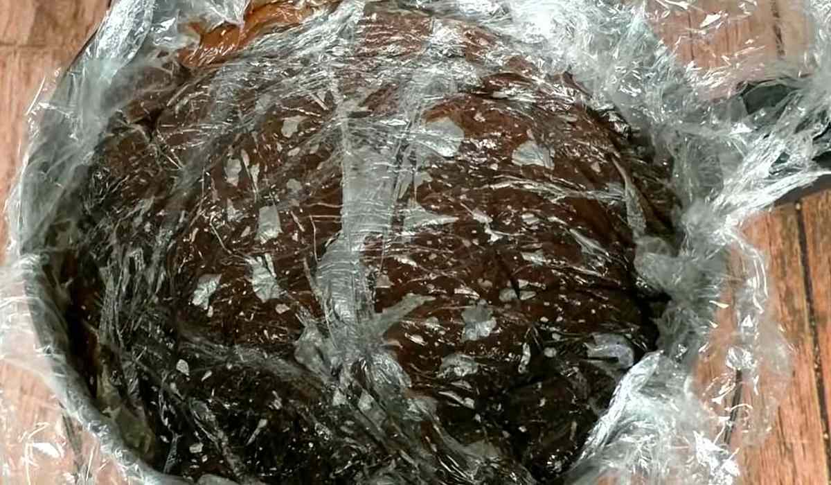 шоколадный пудинг под пленкой