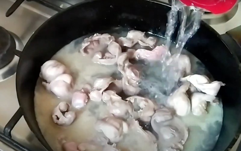 куриные желудки на сковороде