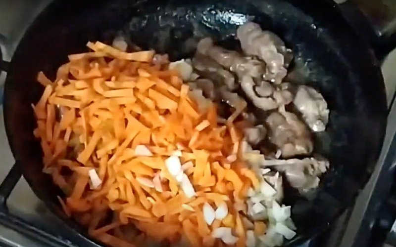 подлива из куриных желудков