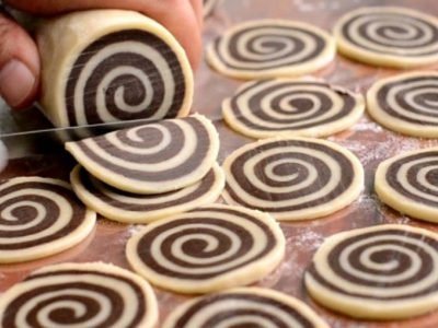 Хрустящее полосатое печенье на сковороде