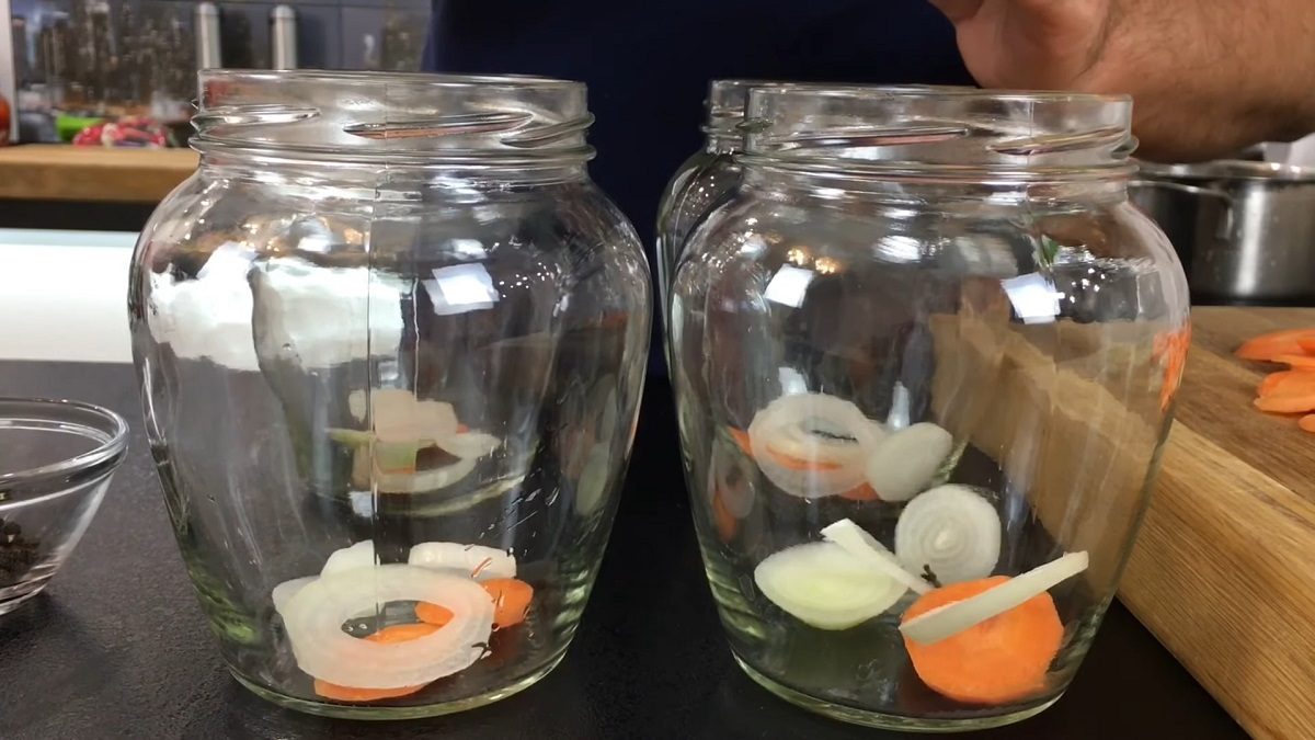 лук и морковь на дне банок